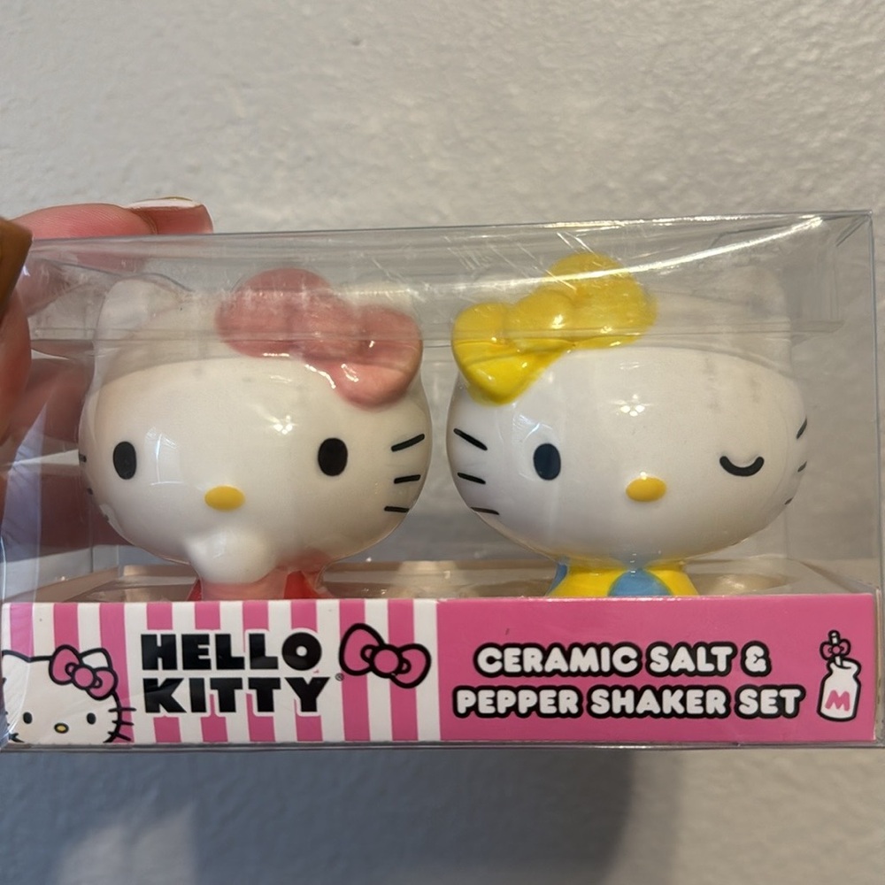 Hello kitty salt and pepper shaker